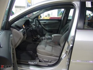 2010款2.0TCI 手动尊贵版 前排空间