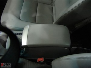 2010款2.0TCI 手动尊贵版 中央扶手箱