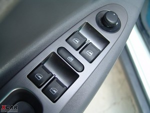 2010款1.3L 手动精英版 主驾车窗控制区	