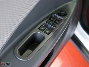 2010款1.3L 手动豪华版 主驾车窗控制区	