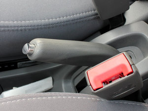 2011款1.0L 手动豪华版 驻车制动器