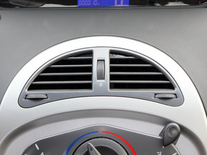 2011款1.0L 手动豪华版 空调出风口