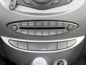2011款1.0L 手动豪华版 音响调节