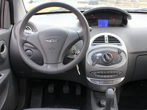 2011款1.0L 手动豪华版 中控区