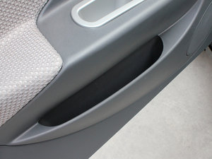 2011款1.0L 手动豪华版 前门储物空间