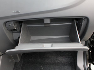 2011款1.0L 手动豪华版 手套箱