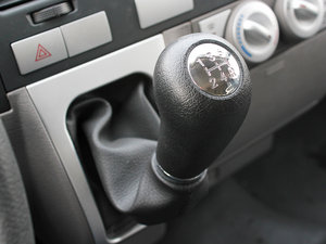 2011款2.0T 手动豪华版 换挡杆