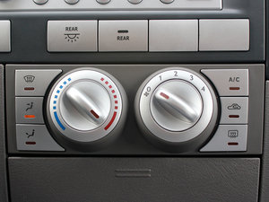 2011款2.0T 手动豪华版 空调调节