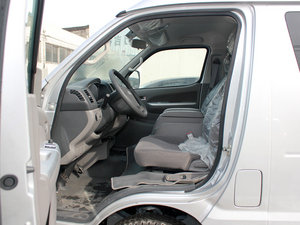 2011款2.0T 手动豪华版 前排空间