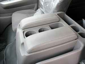 2011款2.0T 手动豪华版 中央扶手箱