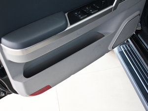 2011款2.0T 四驱舒适版 前门储物空间