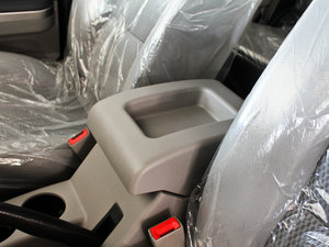 2011款2.0T 四驱舒适版 中央扶手箱