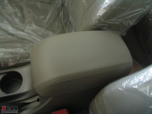 2009款1.5L 手动豪华版 中央扶手箱