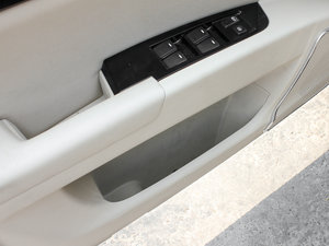 2010款2.4L 自动行政版 前门储物空间