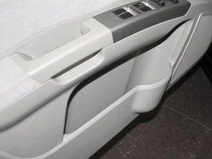2010款1.8 CVT尊贵版 前门储物空间