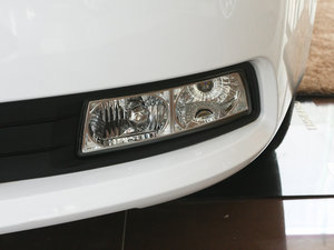 2010款1.8L 手动尊贵版 前雾灯