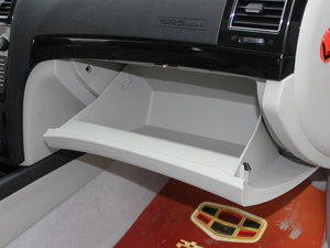 2013款2.4L 自动至尊版 手套箱