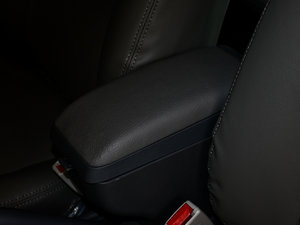 2010款1.5L 手动豪华版 2代 中央扶手箱