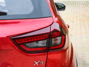 2019款升级版 1.5L 手动精英型 尾灯