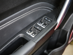 2019款升级版 1.5L 手动精英型 主驾车窗控制区	