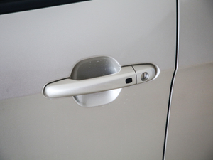 2019款升级版 1.5L CVT精英型 主驾门拉手