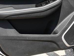 2019款1.4T 手动4G互联尊贵型 国VI 前门储物空间