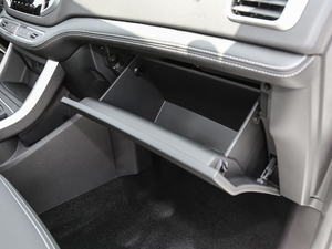 2019款1.4T 手动4G互联尊贵型 国VI 手套箱
