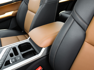 2019款1.4T CVT 4G互联豪华型 国VI 中央扶手箱