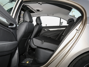 2019款领军版 1.5L CVT尊贵型 后排座椅放倒