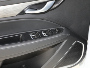 2019款领军版 1.5L 手动豪华型 主驾车窗控制区	