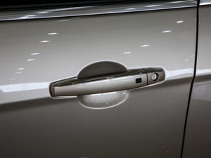 2019款领军版 1.5L 手动向上互联型 主驾门拉手