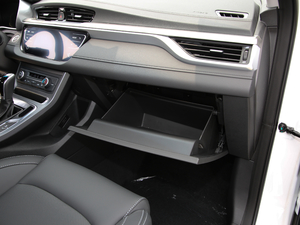 2019款领军版 1.5L CVT向上互联型 手套箱