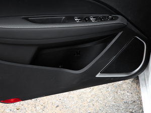 2019款领军版 1.5L CVT向上互联型 前门储物空间