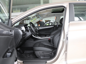 2019款智享版 1.4T CVT精英型 前排空间