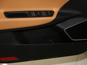 2020款1.4T CVT亚运型 前门储物空间