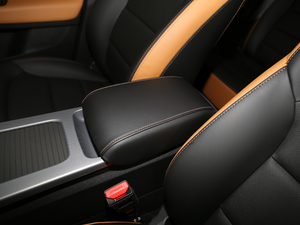 2020款1.4T CVT亚运型 中央扶手箱