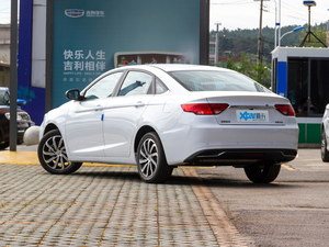 2020款1.5T DCT尊贵型 左后45度
