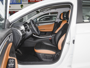2020款1.4T 手动亚运型 前排空间