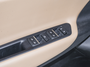 2020款1.4T 手动亚运型 主驾车窗控制区	