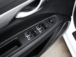 2020款1.5L 手动向上版 主驾车窗控制区	