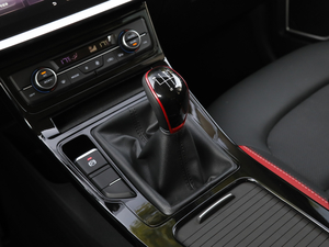 2020款1.4T 手动雅 换挡杆