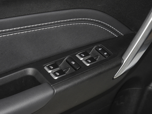 2020款1.5L CVT精英型 主驾车窗控制区	