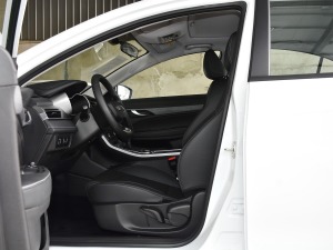 2021款UP 1.5L CVT豪华型 前排空间