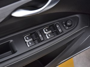 2021款UP 1.5L 手动豪华型 主驾车窗控制区	