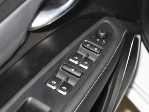 2021款UP 1.5L CVT舒适型 主驾车窗控制区	