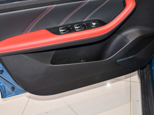 2021款1.4T CVT尊贵型 前门储物空间