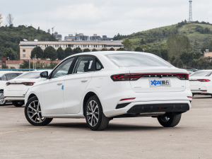 2022款第4代 1.5L CVT尊贵型 左后45度