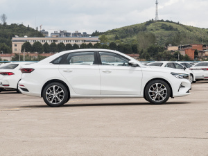 2022款第4代 1.5L CVT尊贵型 正侧（右）
