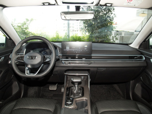2022款第4代 1.5L CVT尊贵型 内饰全景