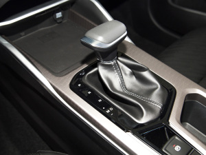 2022款第4代 1.5L CVT尊贵型 换挡杆